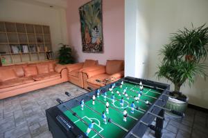 阳朔阳朔小龙河酒店的客厅配有桌上足球游戏