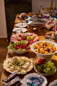 捷克克鲁姆洛夫Pension Adalbert的餐桌,盘子上放着食物和蔬菜碗