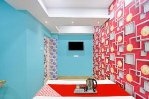 布巴内什瓦尔SPOT ON Lewis Paradise的一间拥有红色和蓝色墙壁的客房