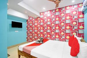 布巴内什瓦尔SPOT ON Lewis Paradise的一间设有床铺和壁纸的墙壁的房间