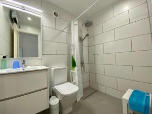 埃斯塔蒂特Casas Plus Costa Brava的白色的浴室设有卫生间和水槽。