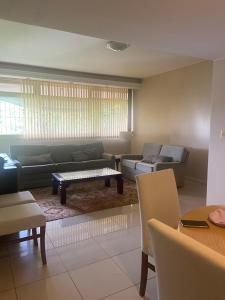 巴西利亚Apartamento da Asa Sul SQS 303的客厅配有沙发和桌子