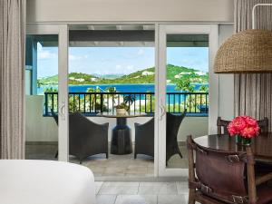 本纳The Ritz-Carlton St. Thomas的海景客厅
