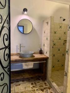 塔斯科·德·阿拉尔孔CasaBambu Taxco的一间带水槽和镜子的浴室