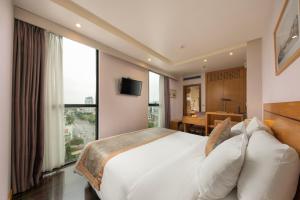 河内园畔森莱酒店的卧室设有一张大白色的床和大窗户