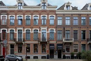 阿姆斯特丹Catalonia Vondel Amsterdam的阿姆斯特丹市的一栋公寓大楼