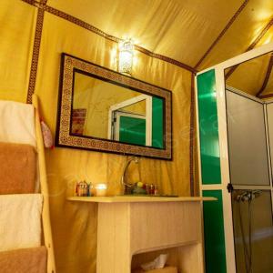 梅尔祖卡Desert Luxury Camp Experience的一间带水槽和镜子的浴室