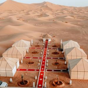 梅尔祖卡Desert Luxury Camp Experience的沙漠营地的空中景观
