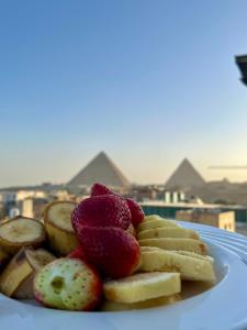 开罗Pyramids Pride Inn的桌子上一盘水果