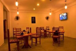 达瓦拉维Lily Resort Udawalawe的用餐室配有木桌和椅子