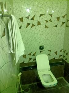 Hotal Raj Guest House的一间浴室