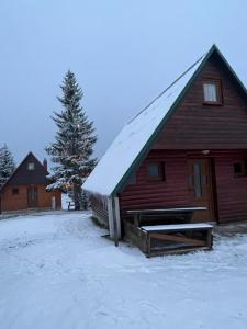 扎布利亚克克尔斯塔季奇简易别墅酒店的雪地里的谷仓,树的背景