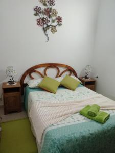 巴哈马尔Bajamar Sun and beach的一间卧室配有一张带两张绿毛巾的床