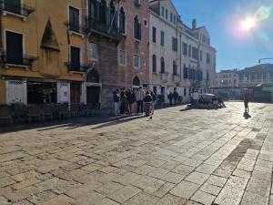 威尼斯Veneziacentopercento Apartments & Rooms的一群人走在街上