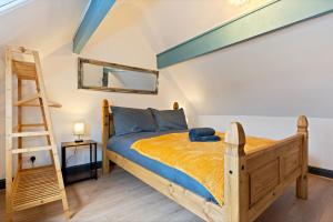 尤托克西特Sally’s Cottage - Uttoxeter: Close to Alton Towers的一间卧室设有一张木床和梯子