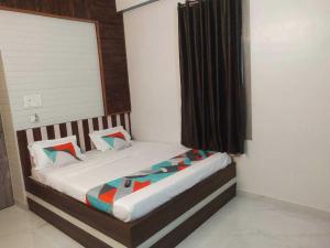 巴特那OYO Hotel Swarna Palace的卧室配有一张床