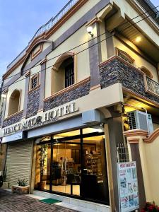 SablayanWency Amor Hotel的建筑物前面的商店,上面有标志