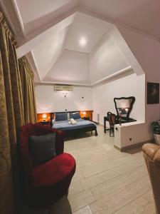 艾兹鲁Amrouss touristic DarMaroc的一间卧室配有一张床、一张沙发和一把椅子