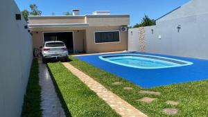 圣加布里埃尔Pousada Ferreira的房屋前有游泳池的房子