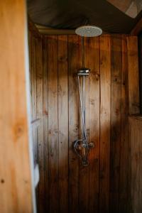 塞伦盖蒂Zawadi Camp的木墙上挂着淋浴头