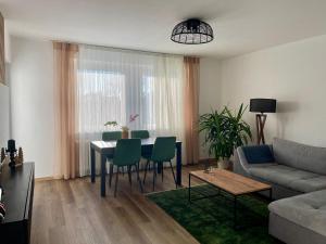 汉诺威HP Apartment 3-Zi-Whg - 69qm, 6 Pers, Balkon, Wifi, Küche, Bad的客厅配有沙发和桌椅