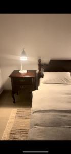 拉斯托瓦卡Antemurale - Luxury rooms,Plitvice Lakes的一间卧室配有一张床和一张带台灯的桌子