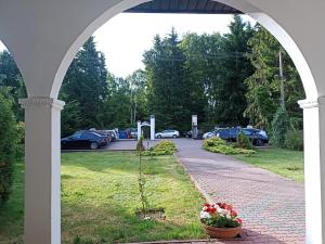 Wola PrzypkowskaGreen House的公园里花盆拱门