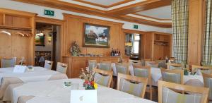 阿尔布斯塔特佐勒斯特格夫柏格酒店的一间设有白色桌椅的用餐室