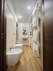 拉奎拉La Villetta Food & Drink Rooms for Rent - No Reception -的白色的浴室设有水槽和卫生间。