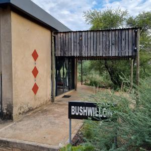 KhemsbokHackberry House Bushwillow Cottage (Off Grid)的房屋前的标志