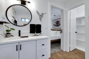 圣安东尼奥Artsy - A Birdy Vacation Rental的白色的浴室设有镜子和水槽