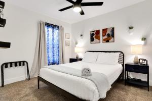 圣安东尼奥Artsy - A Birdy Vacation Rental的白色的卧室设有床和窗户