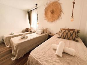 科拉雷侯Chakra House Fuerteventura的一间设有两张床和一张沙发的房间