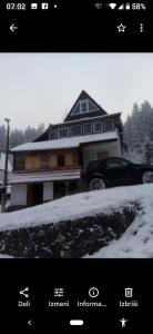 科帕奥尼克Kopaniktreskapotok15eu的雪中停放汽车的房子