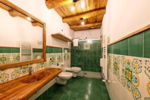 兰达佐埃特纳阔尔塔米勒酒店的一间带两个卫生间和木制浴缸的浴室