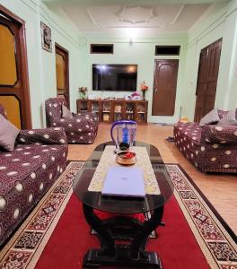 巴拉特布尔Ojas Home Bharatpur的客厅配有玻璃瓶和咖啡桌