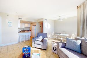 巴拿马城海滩太阳鸟408E度假屋的客厅配有沙发、椅子和桌子