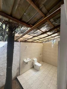 戈卡尔纳The Meraki Beach Resort的一间带卫生间和水槽的浴室