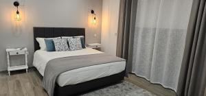 坎普马约尔Casa do Pote的一间卧室配有一张带蓝色和白色枕头的床