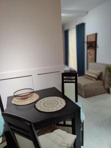 蒂瓦特Miro guesthouse的客厅里一张黑桌,上面有盘子
