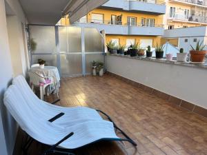 赫罗纳Còmode apartament al bell mig de Girona的大楼内的阳台配有桌椅