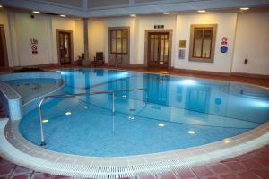南安普敦麦克唐纳波特利公园Spa酒店的大型建筑中的大型游泳池