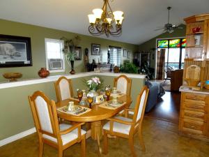 OronoSafari Getaway的厨房以及带木桌和椅子的用餐室。