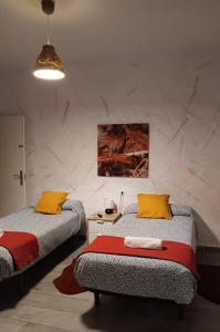 塞维利亚SevillaDream的两张带黄色和红色枕头的床