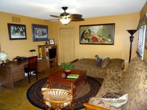 OronoSafari Getaway的客厅配有沙发和桌子