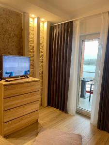 马赫穆迪亚卡萨提奥酒店的一间房间,在带窗户的梳妆台上配有电视