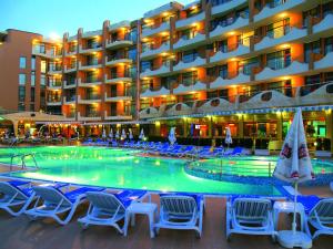 阳光海滩Grenada Hotel的一个带椅子的大型游泳池和一间酒店