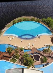 马瑙斯Tropical Executive Hotel的享有带椅子和水的游泳池的上方景色