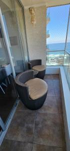 伊基克Nautilus Peninsula Piso 14 (Cerca de Todo)的大楼内的房间,配有两把椅子和一张桌子