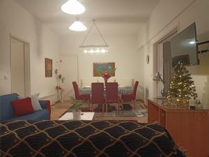 伊兹拉Smaragdas Paradise的客厅配有桌子和圣诞树